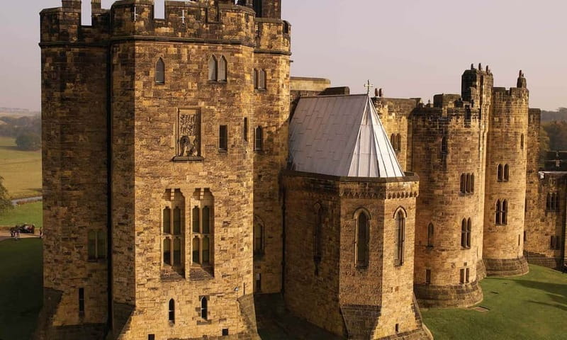Edinburgh: Harry Potter and English Castles Tour in Spanish - Bamburgh Castle beside the North Sea