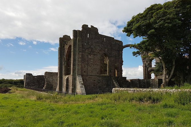 Edinburgh: Holy Island, Alnwick Castle & Kingdom of Northumbria - Who should book this tour?