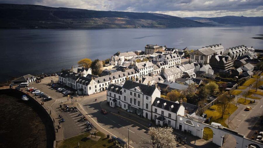 Edinburgh: Oban, Kilchurn Castle & Inveraray Tour in Spanish - Inveraray and the Duke of Argyll’s Town