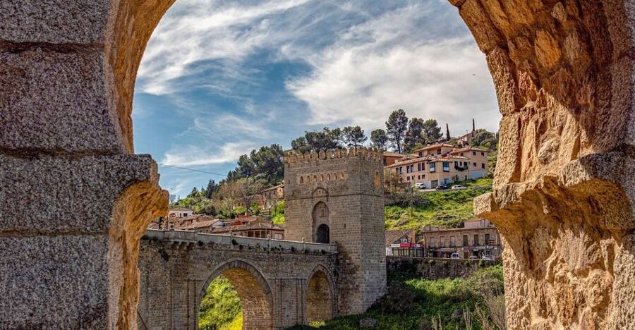 Essential Toledo with Alcázar - Plaza del Ayuntamiento and Toledo’s monumental center