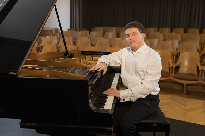 Everyday Chopin Concert at 7 PM with candlelight by the Castle - The English introduction and what it adds