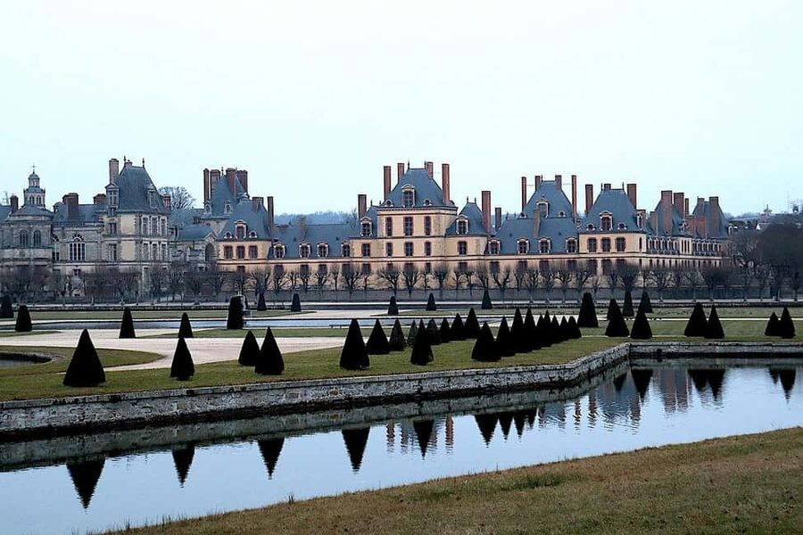 Fontainebleau Castle Private guided tour from Paris - Leaving Paris in a Private Vehicle
