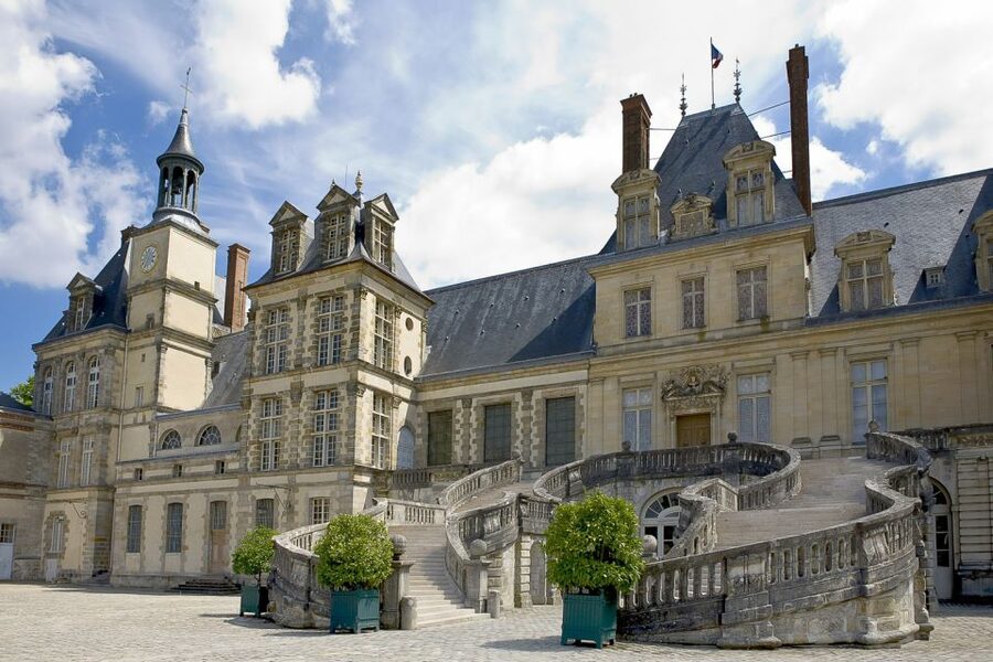 Fontainebleau & Vaux-le-Vicomte Châteaux Day Tour from Paris - Audio guides instead of a live guide