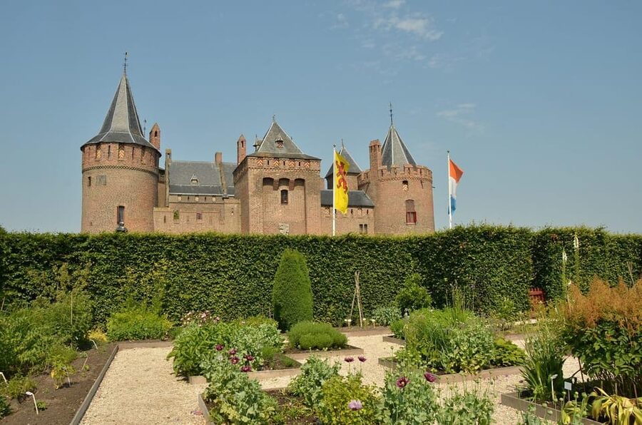 From Amsterdam: Muiderslot and De Haar Castle Tour - What the private vehicle adds