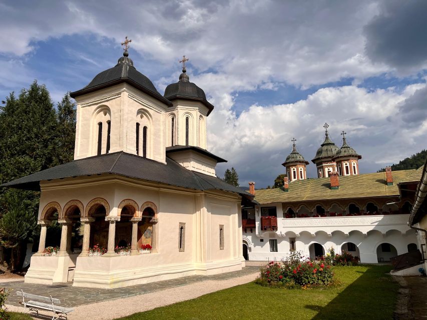 From Brașov: Romanian Castle Tour with Bran and Peles - A guide who manages the details