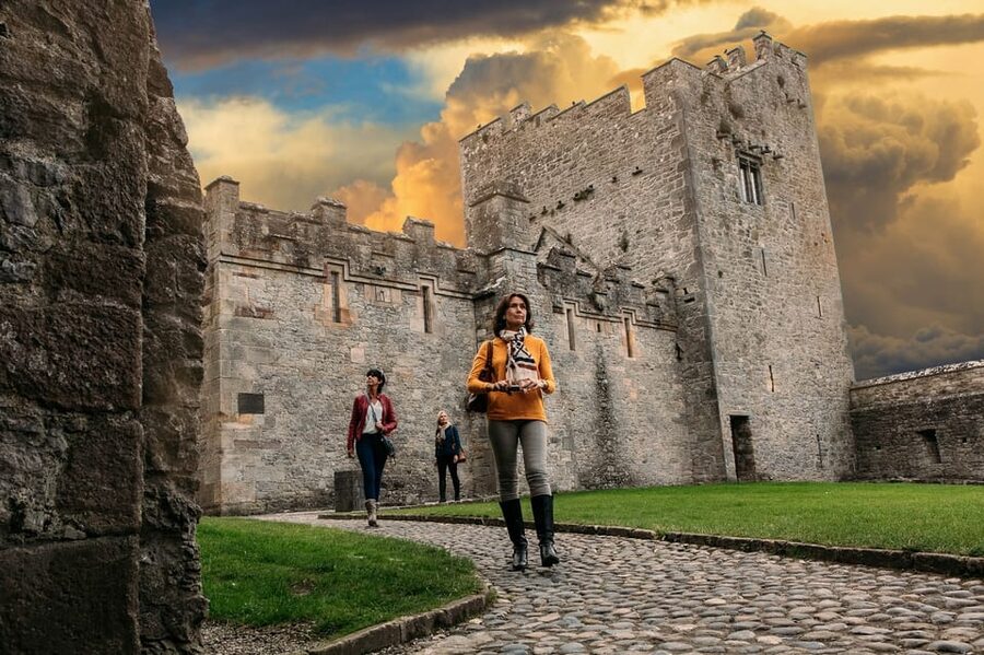 From Dublin:Cork,Cahir Castle,Rock of Cashel Tour in Spanish - Cork in two hours: attractive, central, and rushed