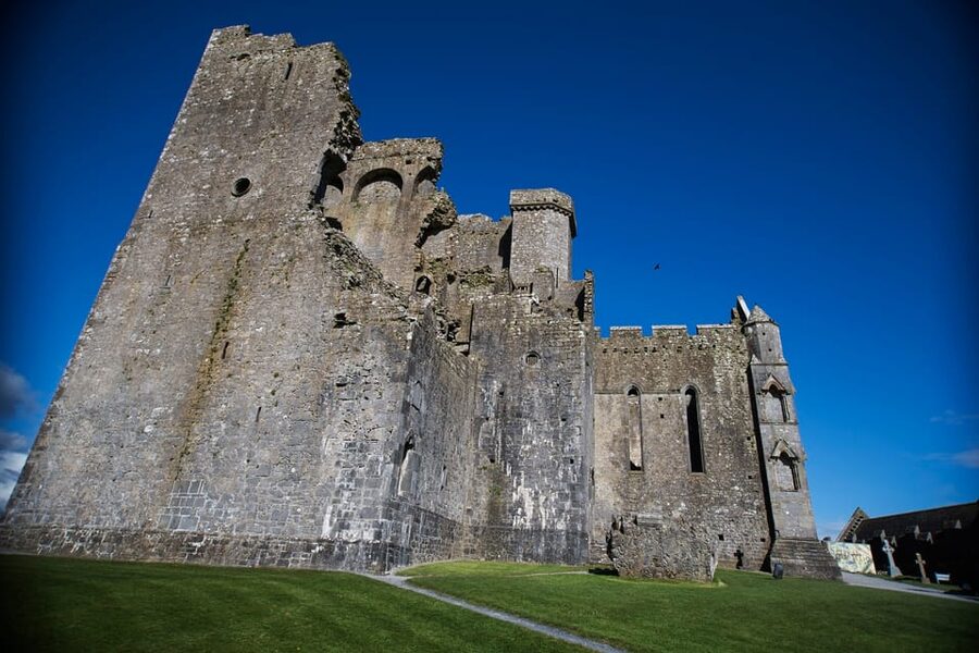 From Dublin:Cork,Cahir Castle,Rock of Cashel Tour in Spanish - Who should book this tour?