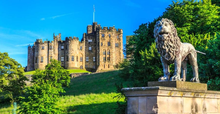 From Edinburgh: Alnwick Castle and Scottish Borders Tour - Guides, comfort, and the small-group feel
