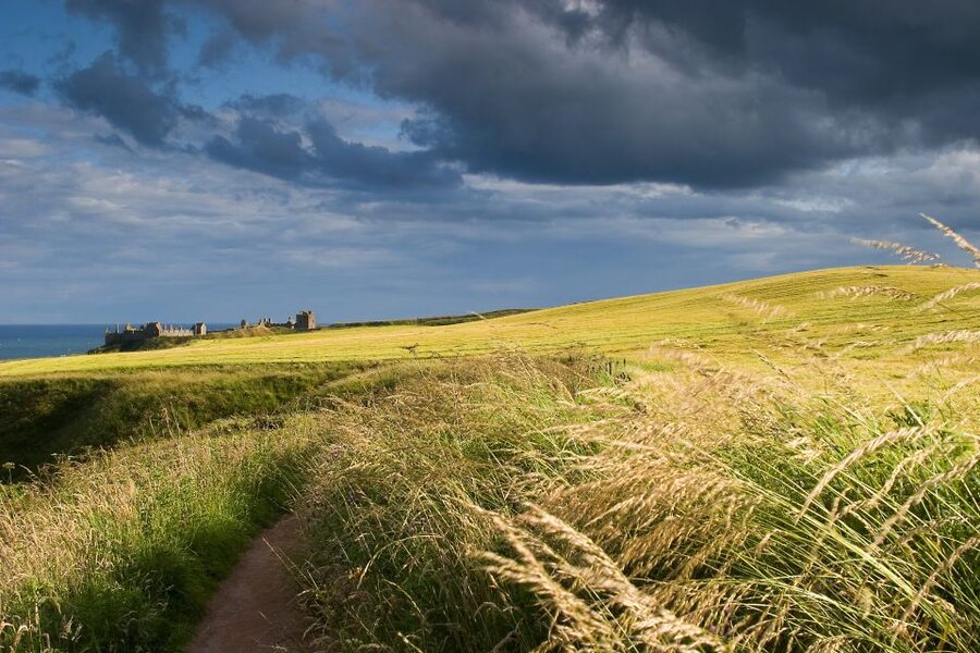 From Edinburgh: Glamis and Dunnottar Castles Tour in Italian - Stonehaven gives the day a seaside pause