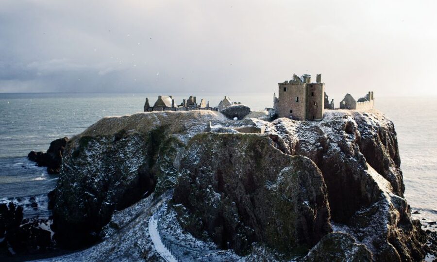 From Edinburgh: Scottish Castles Tour in Spanish - Leaving Edinburgh through the Forth crossings