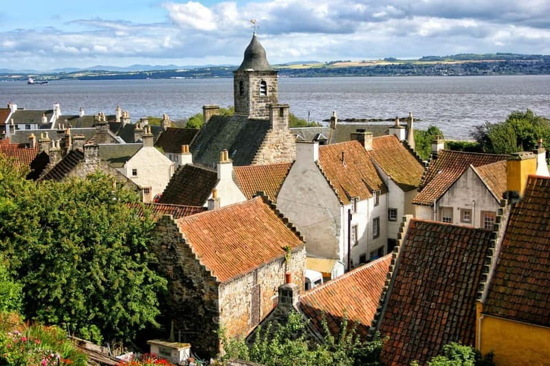 From Glasgow: Outlander Castles and The Scottish Countryside - Guides, audio commentary, and language choices
