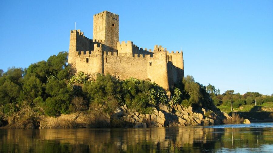 From Lisbon: Tomar, Christ Convent & Almourol Castle Tour - Free time in Tomar