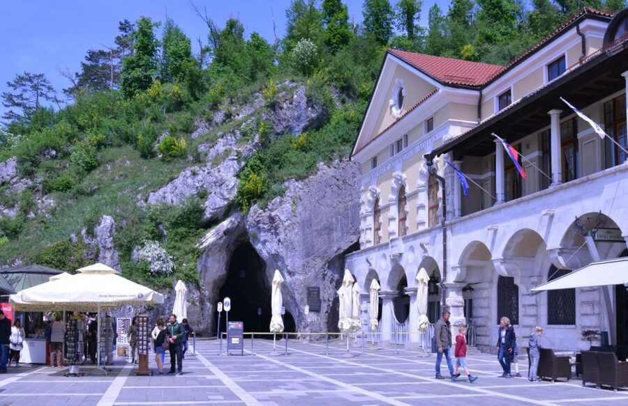 From Ljubljana: Postojna Cave & Predjama Castle Guided Trip - Predjama Castle: a fortress in the rock