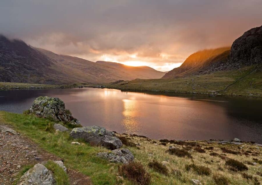 From London: North Wales, Snowdonia & Caernarfon Castle Tour - Eryri National Park by Minibus