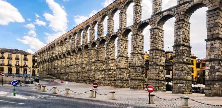 From Madrid: Guided Day Trip to Segovia, optional Alcázar - What the $52 price really gives you