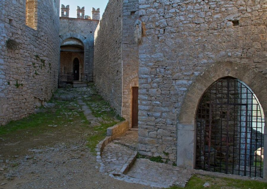 From Palermo: Medieval castle tour of Caccamo and Cefalù. - What the guide and driver add