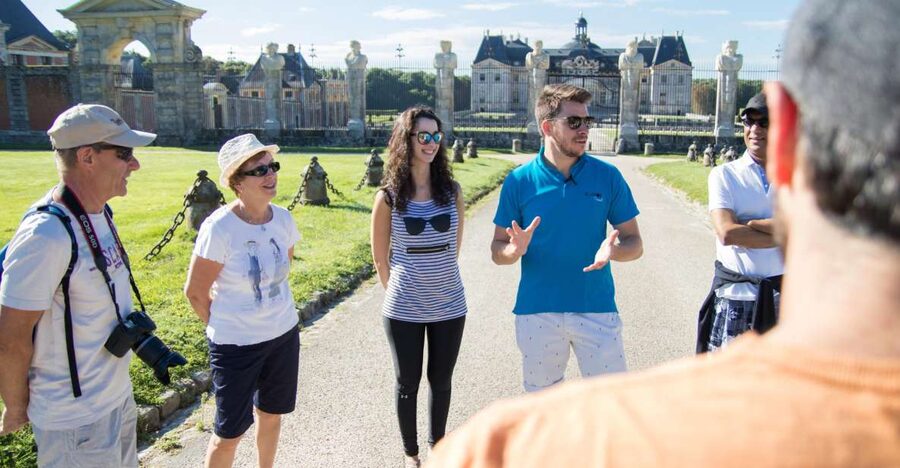 From Paris: Chateau de Fontainebleau & Vaux-Le-Vicomte Tour - Lunch in Fontainebleau, with one hour to reset