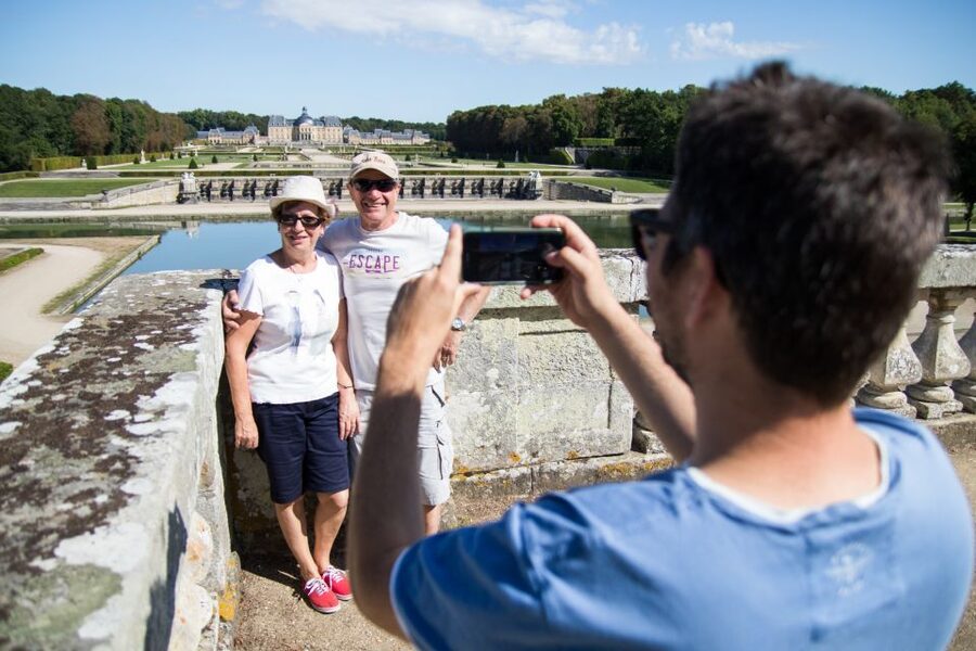 From Paris: Chateau de Fontainebleau & Vaux-Le-Vicomte Tour - The guide style: useful context, then freedom