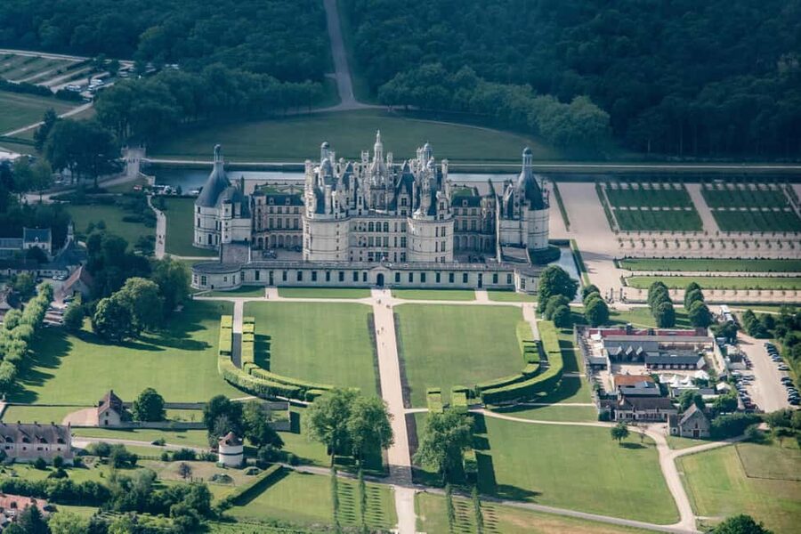 From Paris: Loire Valley Castles Day Trip With Wine Tasting - What the complimentary wine tasting is really like