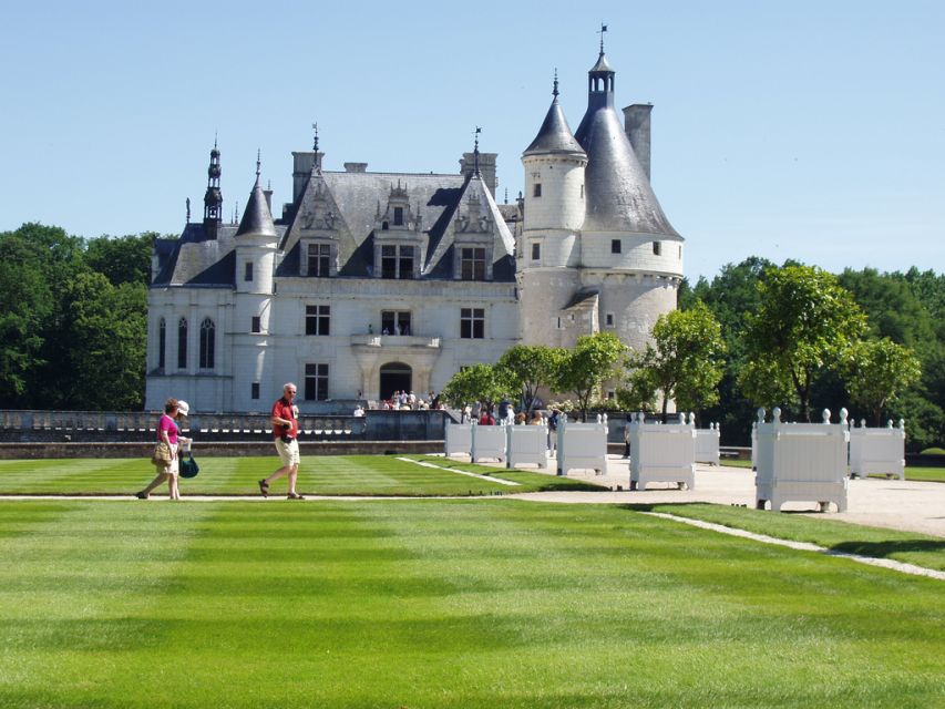 From Paris: Loire Valley Castles Full-Day Tour with Lunch - Amboise, a royal castle with Renaissance connections