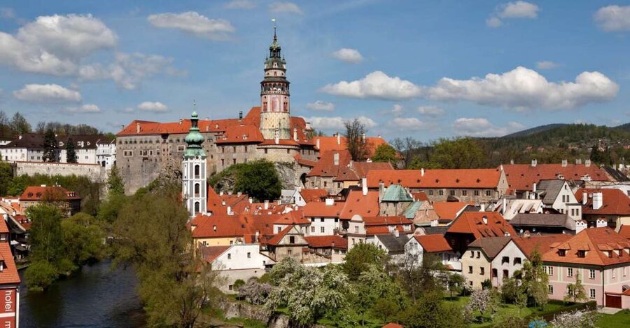 From Prague: Full-Day Český Krumlov Tour with Lunch - Why Český Krumlov is worth the long ride
