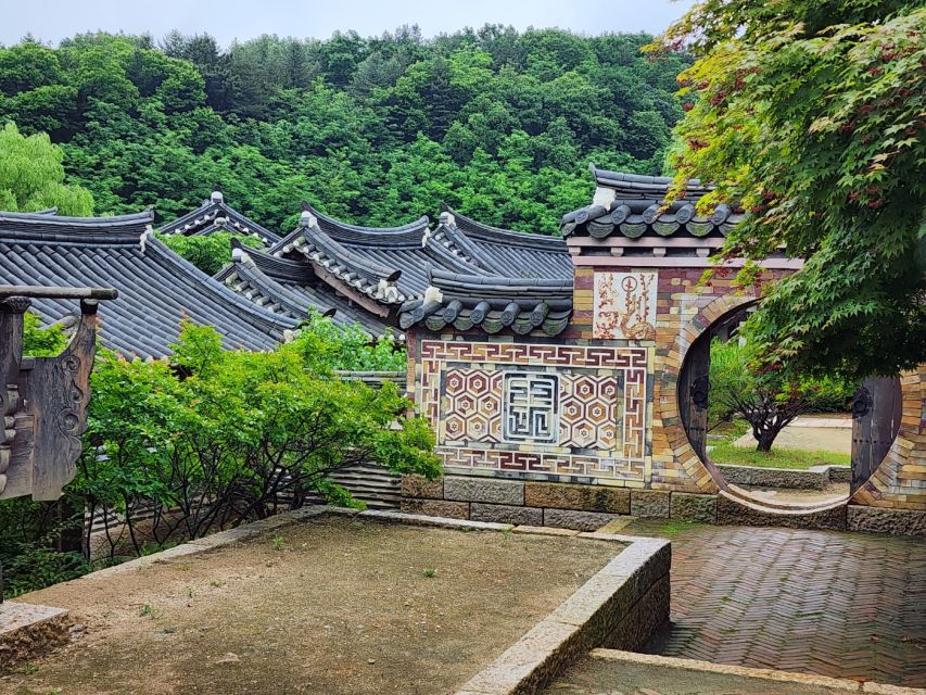 From Seoul: Suwon Hwaseong Fortress Tour - Korean Folk Village or Dae Jang Geum Park?
