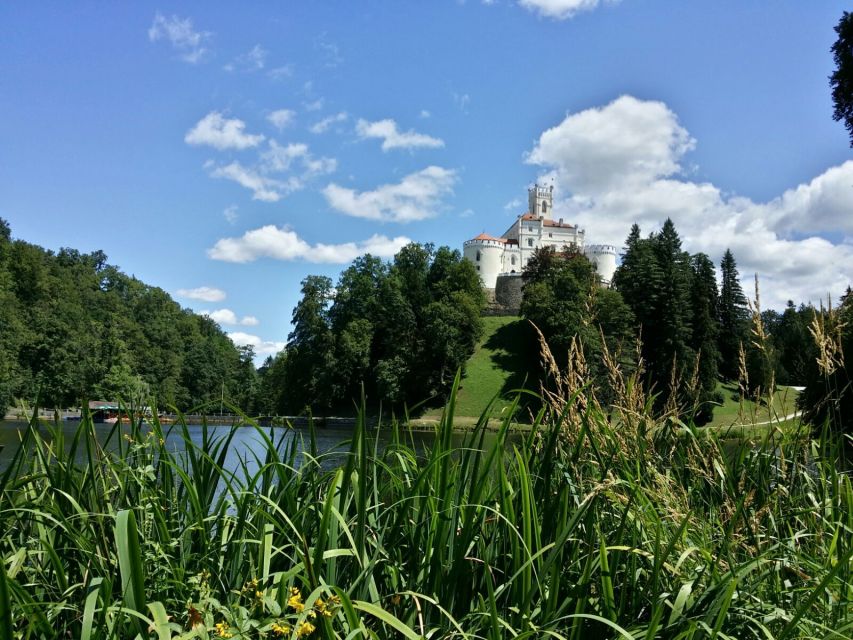 From Zagreb: Fairytale Castle & Wine Tasting & Lunch - Entering Trakoscan Castle