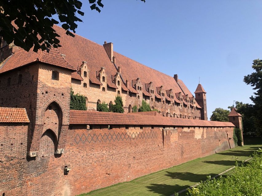 Gdansk: Malbork Castle & Westerplatte Tour with Local Lunch - What the guides add to the day
