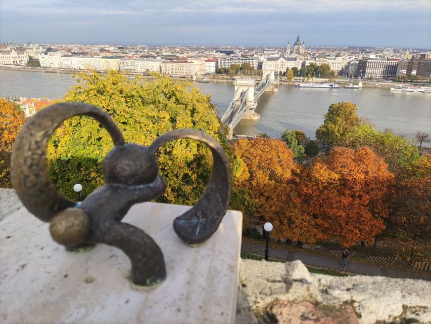 German guided tour through Budapest's castle district - From the castle caves to the former government quarter