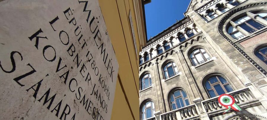 German guided tour through Budapest's castle district - The Funicular and Buda Castle