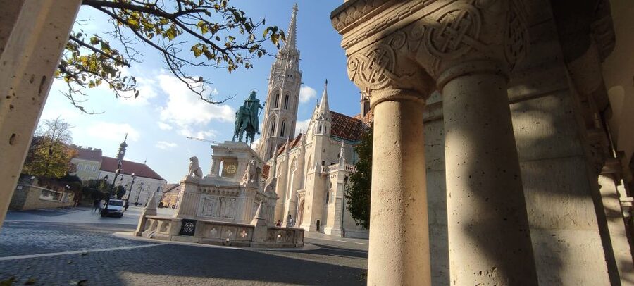 German guided tour through Budapest's castle district - Starting near the Vienna Gate and Mary Magdalene Tower