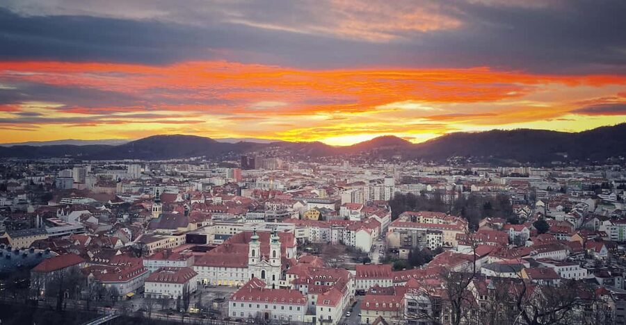 Graz: Funicular Ride & Schlossberg Picnic Experience - A picnic built around Styrian food