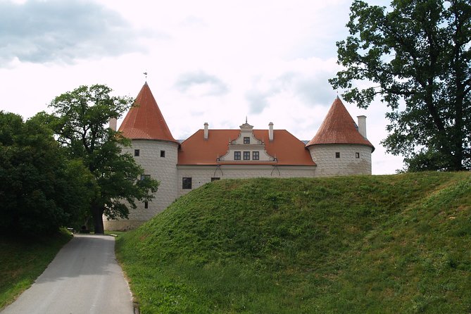 Group Day trip to Rundale Palace, Hill of Crosses & Bauska Castle - Why this route works from Riga