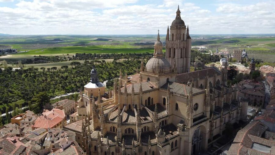 Guided tour of Segovia in Spanish: Cathedral and Alcázar - Inside the Cathedral known as the Lady of the Cathedrals