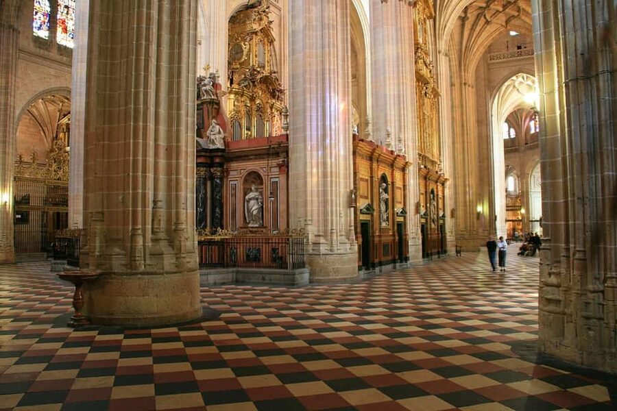 Guided tour of Segovia in Spanish: Cathedral and Alcázar - Audio, language, and preparation tips