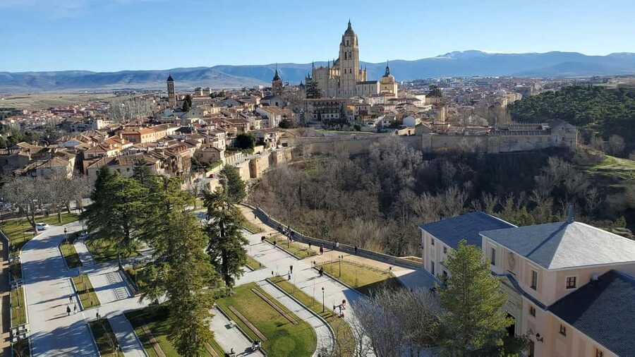 Guided tour of Segovia in Spanish: Cathedral and Alcázar - Walking through Canonjías and old Segovia
