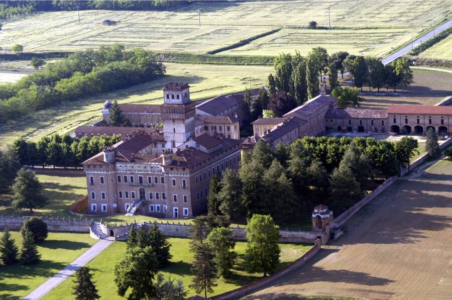 Guided tour of the Castle of Chignolo Po - A castle with two very different moods