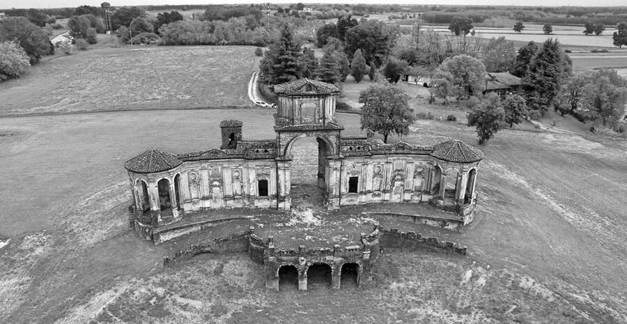 Guided tour of the Castle of Chignolo Po - The monumental staircase and medieval defenses