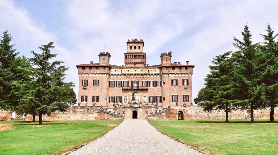 Guided tour of the Castle of Chignolo Po - The Theatre of the Birds and the hunting lodge