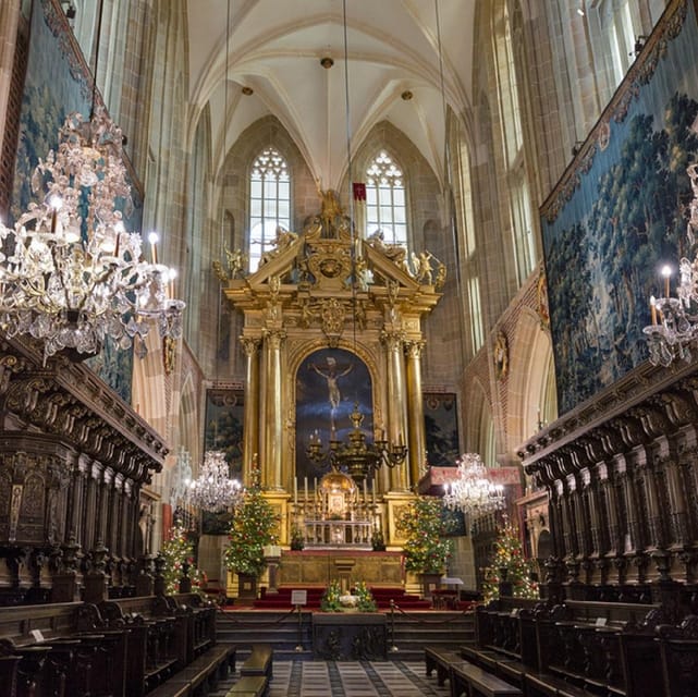 Guided Tour of the Wawel Castle & Cathedral in Cracow - Entering the Royal Castle and its State Rooms