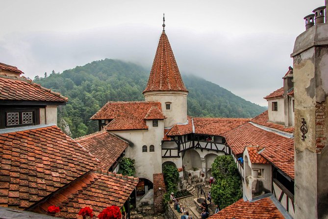 Guided visit in Spanish to the Castle of Dracula in Bran (native Spanish guide). - What this Bran Castle visit actually offers