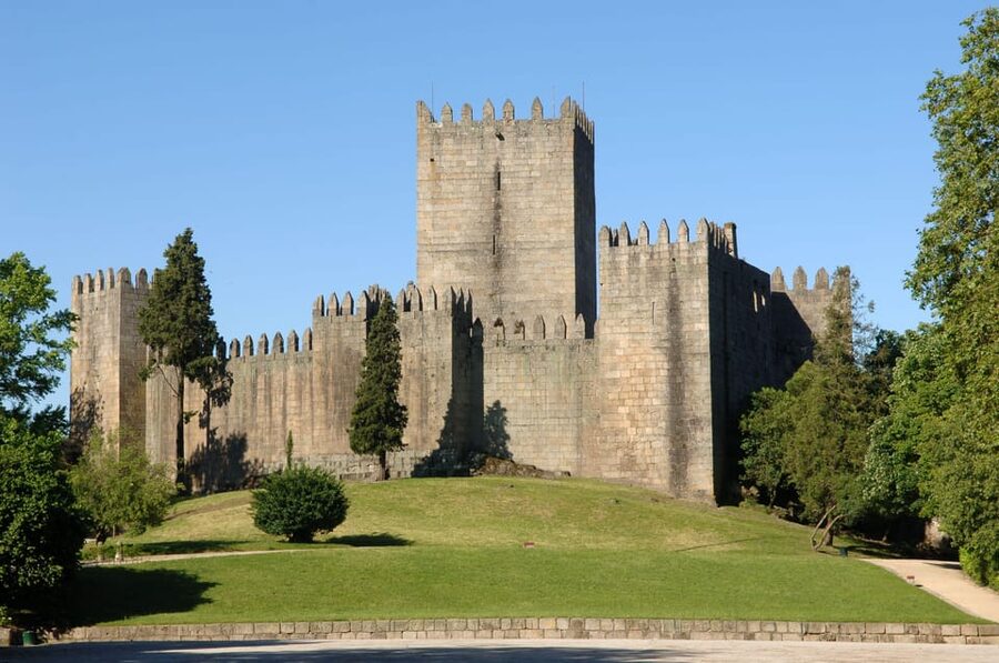 Guimarães: Castle of Guimarães Entry Ticket - Entering through the main gate
