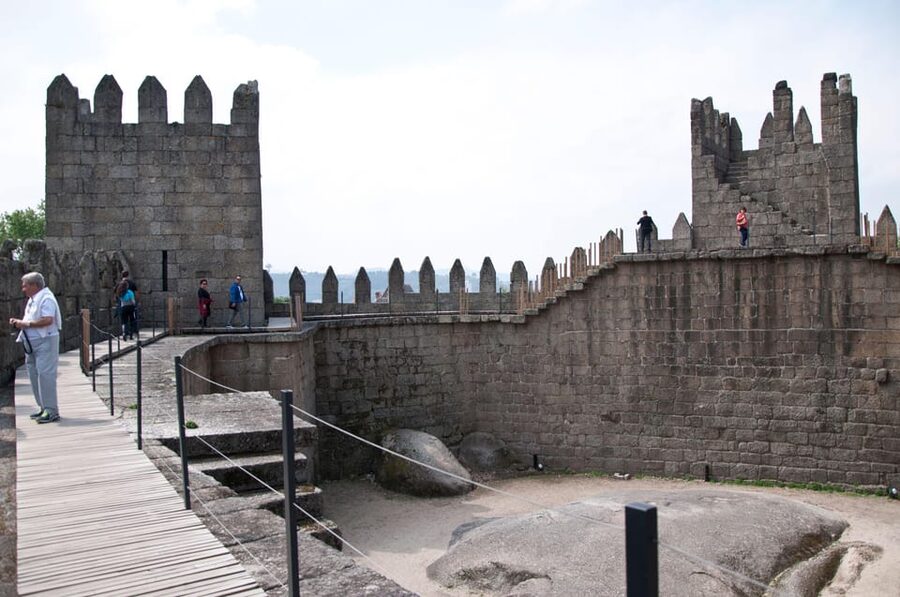 Guimarães: Castle of Guimarães Entry Ticket - Walking the ancient walls and towers