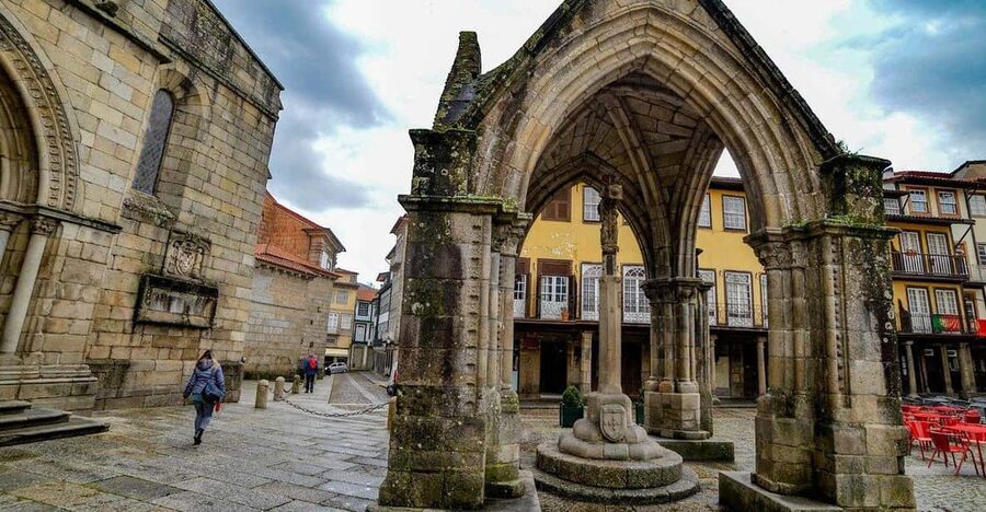 Guimaraes Local Tours ; Visit the Castle , Palace and City - What the three-hour schedule feels like