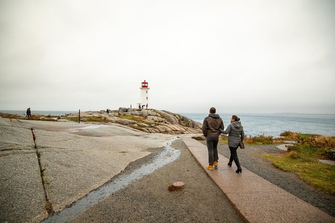Halifax Premium Tour: Peggy's Cove, Citadel & Titanic Cemetery - Guides can make or break the four-hour route