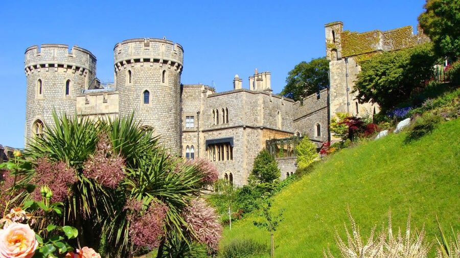 Hampton Court Palace and Windsor Castle Private Car Tour - Leaving London for Hampton Court