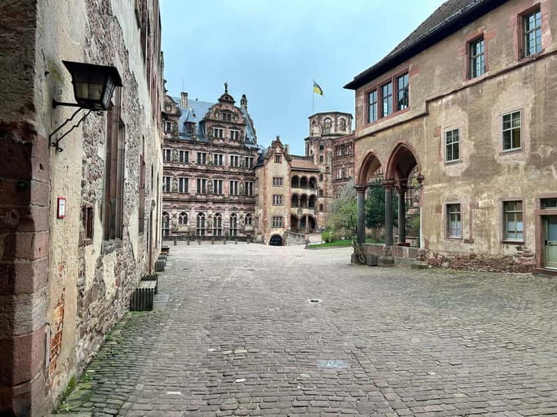 Heidelberg: Discover Heidelberg Castle – experience history up close - The gate tower and castle courtyard