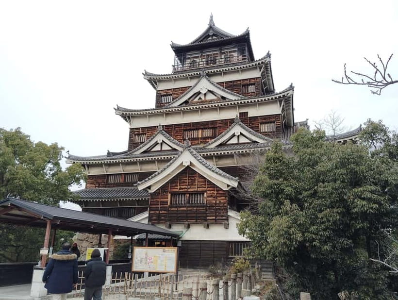 Hiroshima Castle 1h guide tour - Seeing the board-walled keep from outside