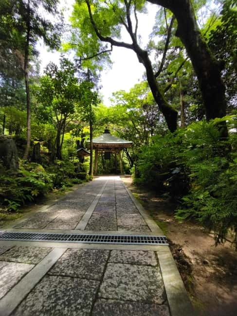Hiroshima: Peace Park, Castle, and Mitaki Temple E-Bike Tour - The guide makes the difference