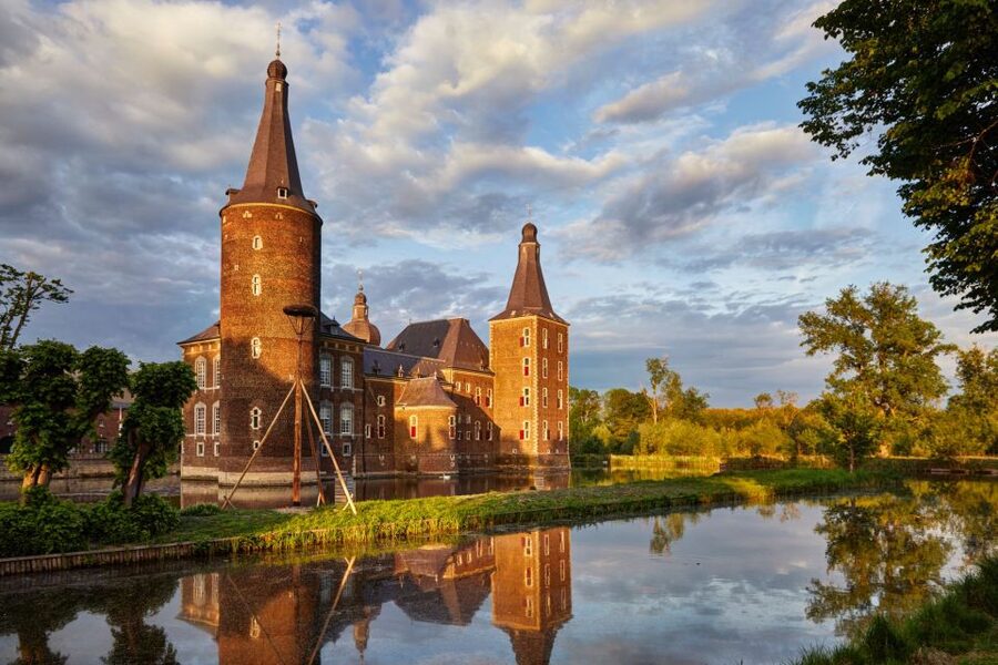 Hoensbroek: Entry Ticket to Hoensbroek Castle - Moving through more than 40 castle rooms